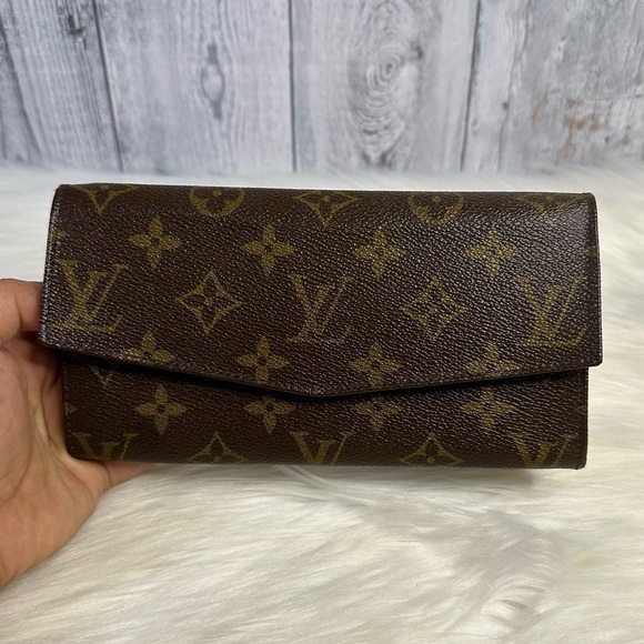 LOUIS VUITTON long zip wallet in monogram - Picture 3 of 17